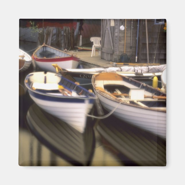 Der Nebel umgibt vier Boote, die angedockt sind. Magnet (Vorne)