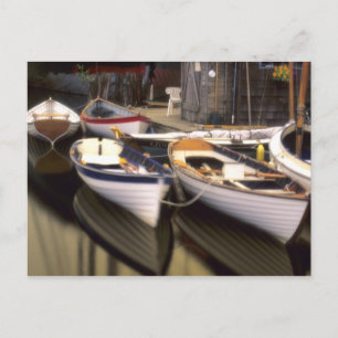 Der Nebel umgibt vier Boote, die angedockt sind. Postkarte