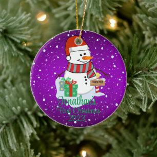 Der niedliche Schneemann des Babys in seiner moder Keramik Ornament