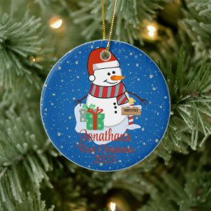 Der niedliche Schneemann des Babys in seiner moder Keramik Ornament