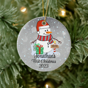 Der niedliche Schneemann des Babys in seiner moder Keramik Ornament