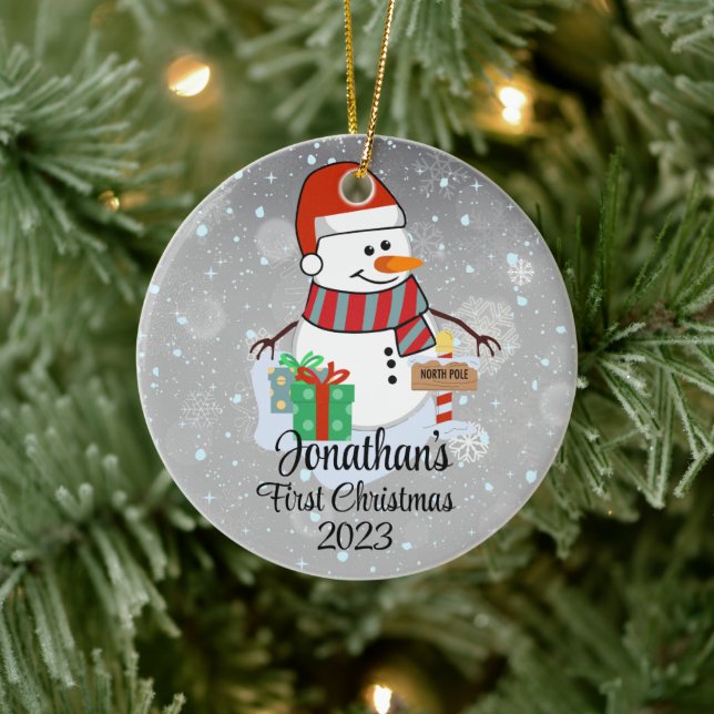 Der niedliche Schneemann des Babys in seiner moder Keramik Ornament (Baum)