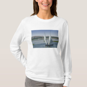 Der Nil und Segelboote, die als T-Shirt