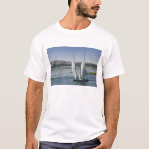 Der Nil und Segelboote, die als T-Shirt