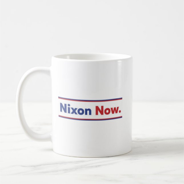Der Nixon Now (Autoaufkleber wie auf Kurt Coba ges Kaffeetasse (Links)