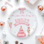 Der Nutcracker Winter Onederland 1. Geburtstag Pappteller<br><div class="desc">Fügen Sie mit unseren "The Nutcracker Winter Onederland" 1. Geburtstagspapier-Tellern eine Touch festlichen Charmes hinzu. Diese Teller mit skurrilen Nutcracker-Charakteren und winterlichen Akzenten eignen sich hervorragend, um Leckereien auf der magischen ersten Geburtstagsfeier Ihres Kleinen zu servieren. Ideal, um die Tischdekoration mit Feiertagsjubiläum und Eleganz zu verbinden, und ergänzen das bezaubernde...</div>