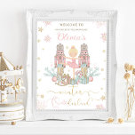 Der Nutcracker Winter Onederland 1. Geburtstag Poster<br><div class="desc">Personalisieren Sie diese süß rosa Winter onederland erste Geburtstagsparty Begrüßungszeichen Poster einfach und schnell, einfach drücken Sie die Schaltfläche Anpassen, um den Stil und die Platzierung des Textes weiter zu ordnen und zu formatieren. Mit skurrilen Schriftzeichen aus dem Nutcracker in süßen Pastellfarben. Ideal zum ersten Geburtstag Ihrer kleinen Schneeflocke! Passende...</div>
