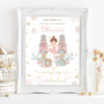 Der Nutcracker Winter Onederland 1. Geburtstag Poster<br><div class="desc">Personalisieren Sie diese süß rosa Winter onederland erste Geburtstagsparty Begrüßungszeichen Poster einfach und schnell, einfach drücken Sie die Schaltfläche Anpassen, um den Stil und die Platzierung des Textes weiter zu ordnen und zu formatieren. Mit skurrilen Schriftzeichen aus dem Nutcracker in süßen Pastellfarben. Ideal zum ersten Geburtstag Ihrer kleinen Schneeflocke! Passende...</div>