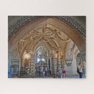 Der Ossuary in Sedlec oder in der Kirche aller Puzzle