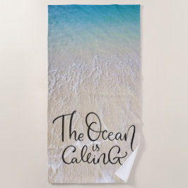 Der Ozean nennt im Spaß-Schriftart mit Strandtuch