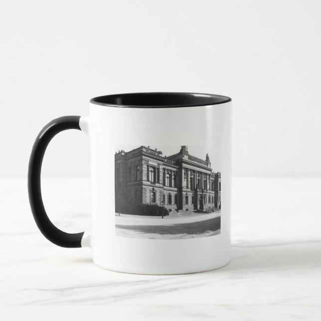 Der Palast der regionalen Delegation Tasse (Links)
