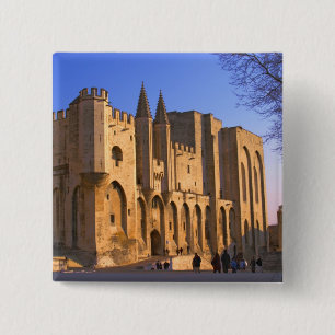 Der Palast des Papstes in Avignon mit Menschen Button