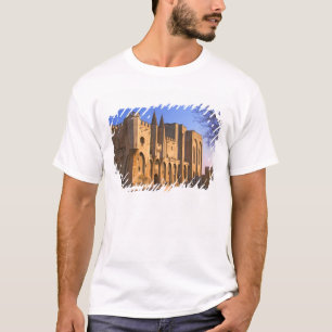 Der Palast des Papstes in Avignon mit Menschen T-Shirt