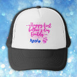 Der Papa des ersten Vaters | Truckerkappe<br><div class="desc">Zum ersten Mal Papa,  dieser "Happy First Father's Day Daddy" Text-und Herz-Bild in Rosa mit Monogramm für den Namen des Babys in blau,  von einem kleinen Mädchen.</div>
