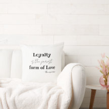 Der perfekte Akzent: Luxe Zitat-Kissen