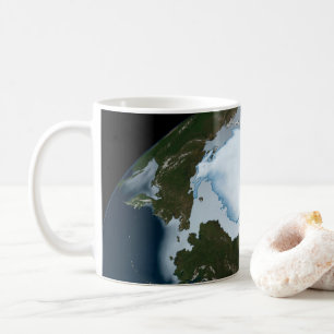 Der Planet Erde zeigt eine Eisdecke im Jahr 1980. Kaffeetasse