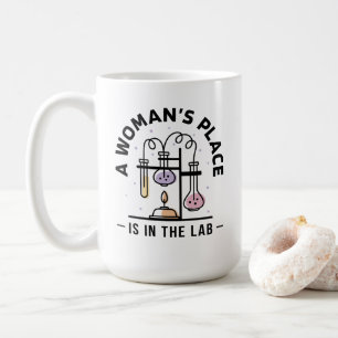 Der Platz einer Frau ist im Labor – STEM-Kunst Kaffeetasse
