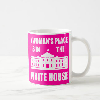"DER PLATZ EINER FRAU IST IM WEISSEN HAUS " TASSE
