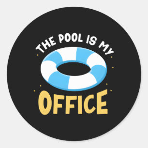 Der Pool ist mein Büro, der gerne schwimmt Runder Aufkleber