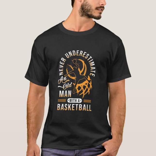 Der Power eines alten Mannes mit einem Basketball T-Shirt (Vorderseite)