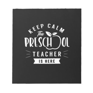 Der Preschool-Lehrer ist hier Notizblock