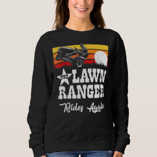 Der Ranger fährt wieder auf dem Rasen und mäht den Sweatshirt
