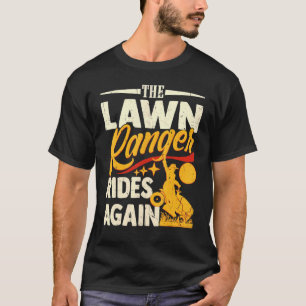 Der Ranger fährt wieder auf dem Rasen und mäht den T-Shirt