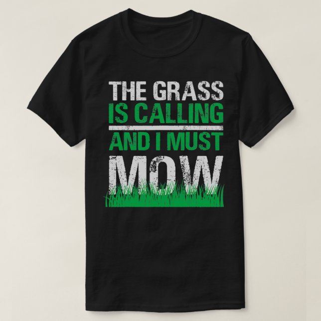 Der Rasenmäher, der im Gras steht, ruft die Arbeit T-Shirt (Design vorne)