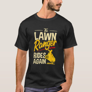Der Rasenmäher fährt wieder auf dem Rasen. T-Shirt