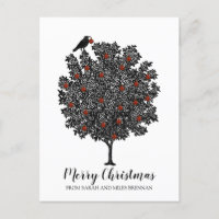 Der Raven Bird dekoriert den Weihnachtsbaum