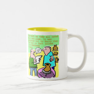 Der reife Schüler liest ein Gedicht in der Töpferk Zweifarbige Tasse