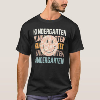 Der Retro Kindergarten lächelt zurück zur Schule T-Shirt