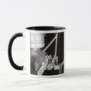 Der Roboterarm des japanischen Experimentes Modu 2 Tasse