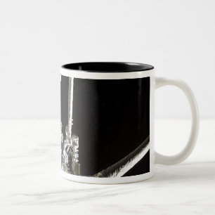 Der Roboterarm des japanischen Experimentes Modu 2 Zweifarbige Tasse