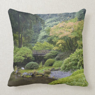 Der rollende Teich mit der Mondbrücke Kissen