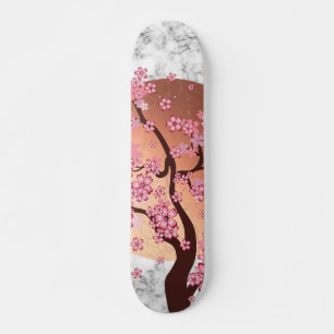 Der Sakura-Zweig blüht über goldene Sonne auf Ma Skateboard