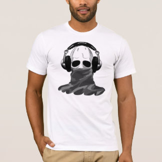 Der Schädel: Kopfhörer u. getarnter Turtleneck B T-Shirt