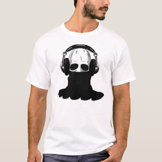 Der Schädel: Kopfhörer u. schwarzer Turtleneck T-Shirt