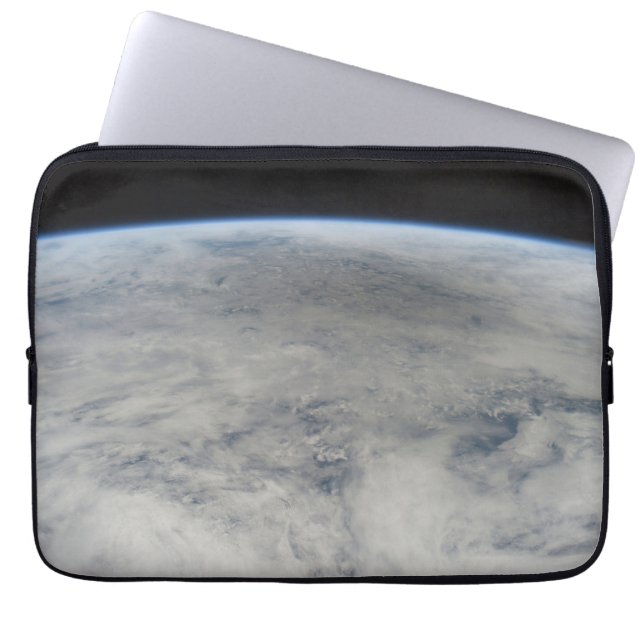 Der Schatten des Mondes, der auf dem Nordpazifik v Laptopschutzhülle (Vorderseite)