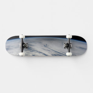 Der Schatten des Mondes, der auf dem Nordpazifik v Skateboard