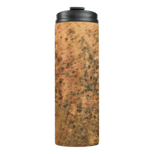 Der Schimmel, der auf der braunen Holzoberfläche w Thermosbecher