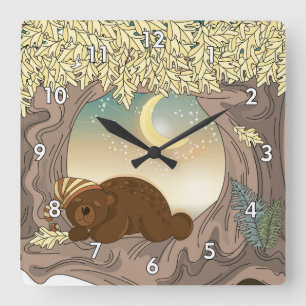 Der schlafende Bär im Wald unter dem Cartoon des M Quadratische Wanduhr