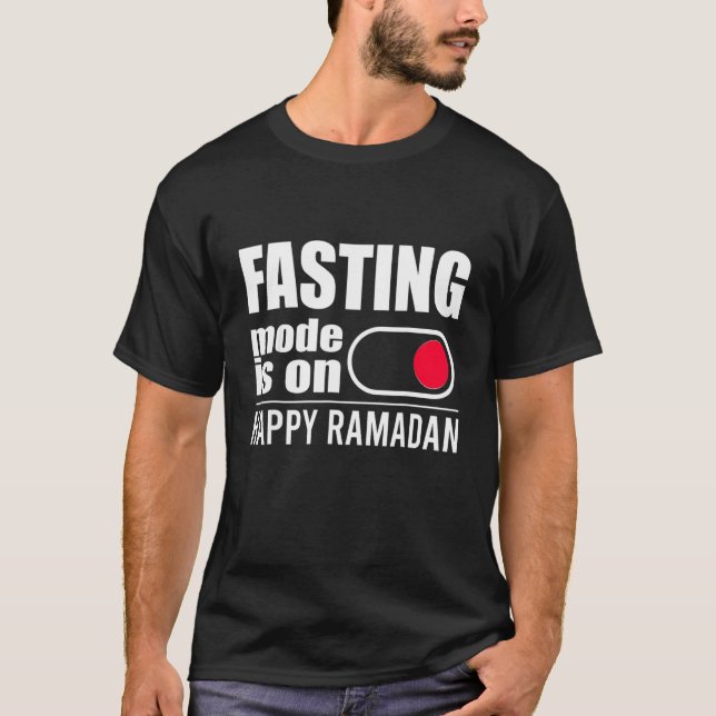 Der Schnellmodus ist auf dem glücklichen Ramadan 2 T-Shirt (Vorderseite)