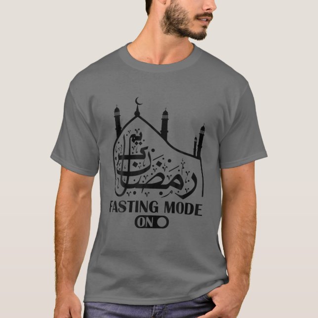 Der Schnellmodus ist auf dem glücklichen Ramadan T-Shirt (Vorderseite)