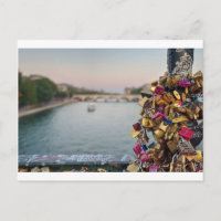 Der schöne Abend Sky in Paris mit Liebe Locks