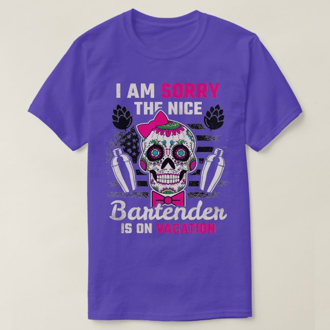 Der schöne Barkeeper ist im Barkeeper. T-Shirt (Design vorne)