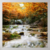 Der schöne Wasserfall im Wald, Herbst