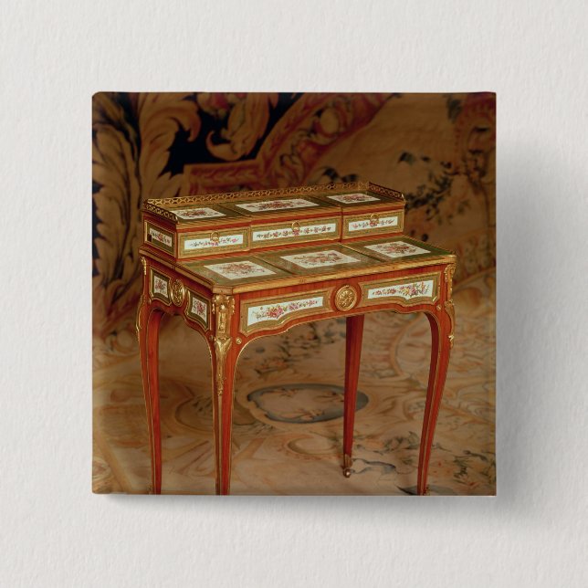 Der Schreibtisch der Frau mit Platten von Sevres Button (Vorderseite)