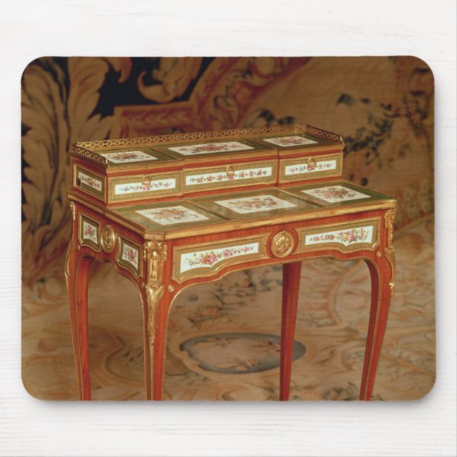 Der Schreibtisch der Frau mit Platten von Sevres Mousepad (Vorne)