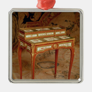 Der Schreibtisch der Frau mit Platten von Sevres Silbernes Ornament